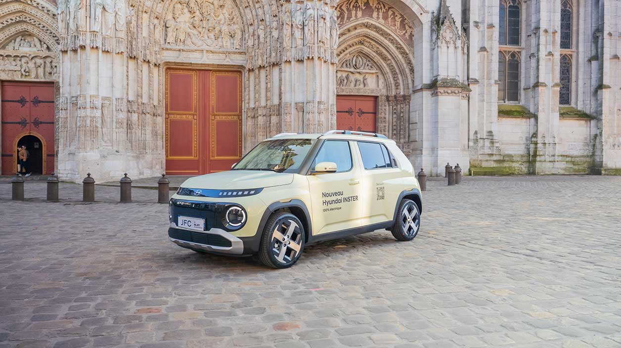 Hyundai Inster devant cathédrale rouen