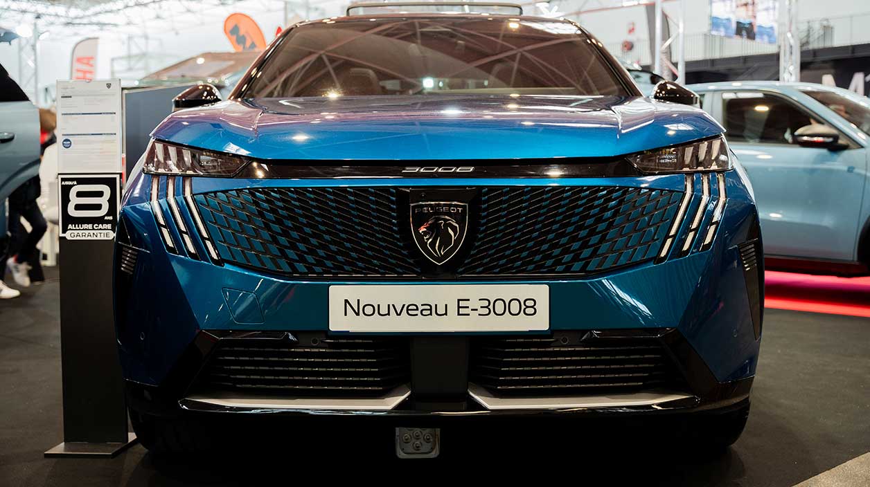 Vue de face du PEUGEOT 3008 electrique