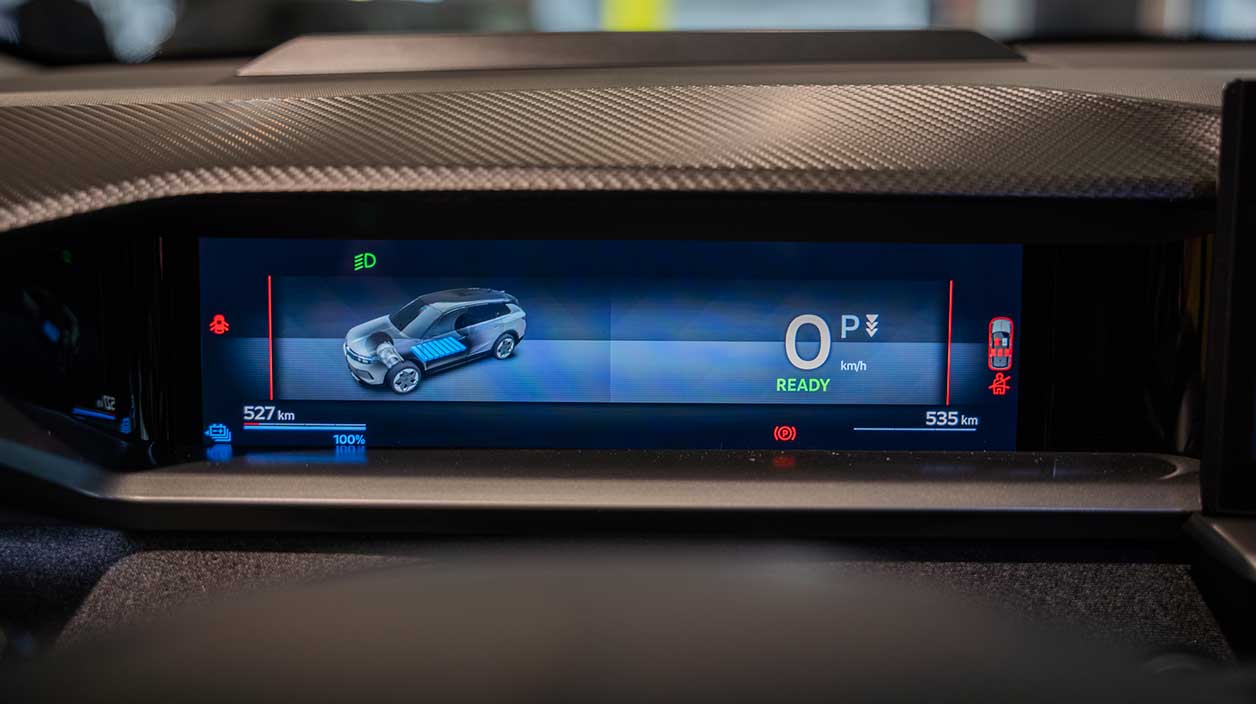 Tableau de bord d'une voiture électrique pour contrer les idées reçues sur les voitures électriques