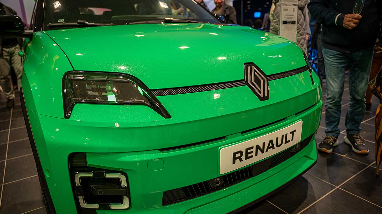 Renault 5 verte lors de la soiree de lancement dans une concession. 