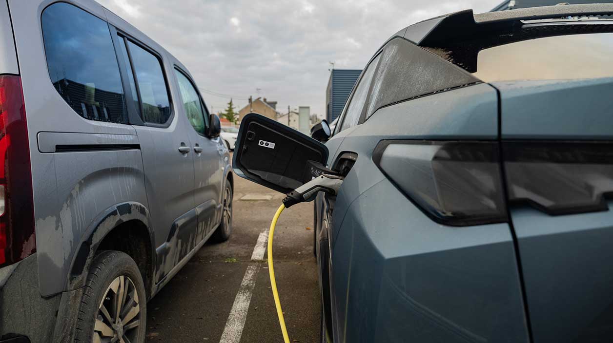 voiture électrique qui recharge