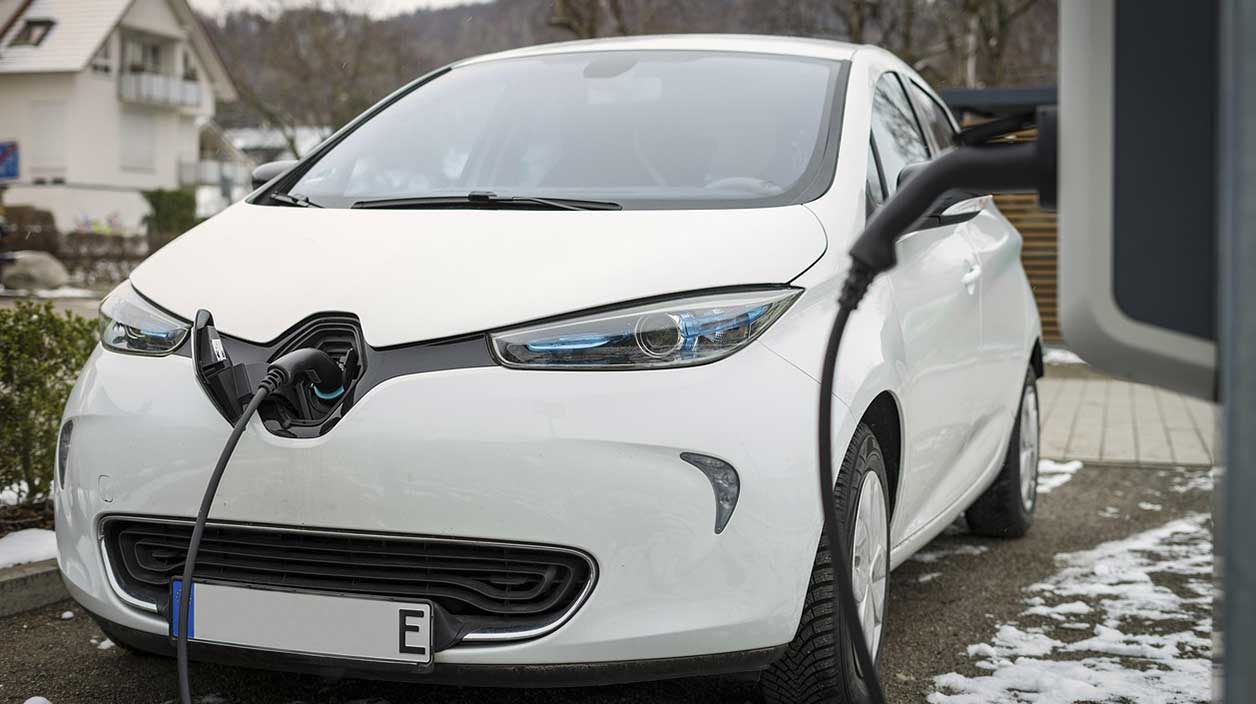 autre voiture électrique qui recharge en hiver